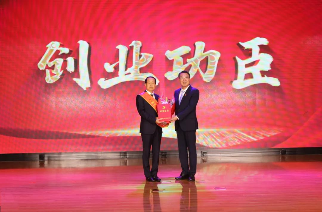 聯(lián)橋集團(tuán)黨委書記、董事長慕镕鍵被授予威海高新區(qū)建區(qū)30周年十大“創(chuàng)業(yè)功臣”稱號