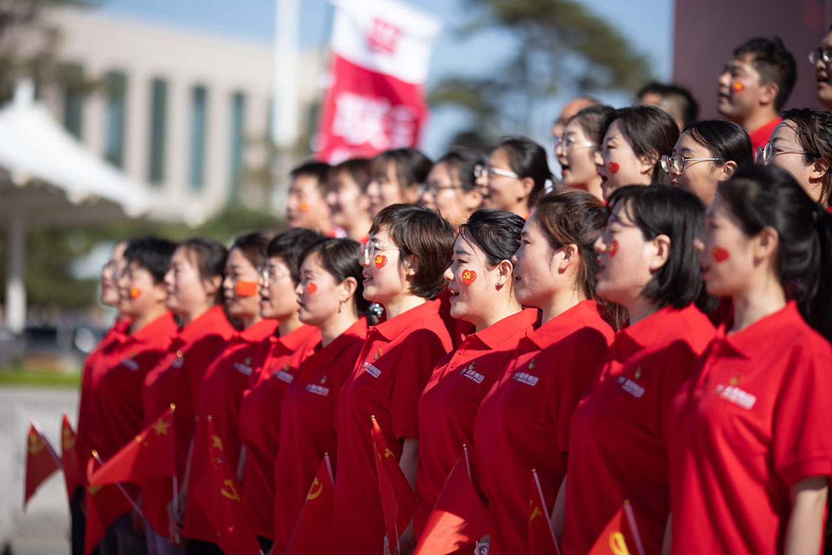 光耀先鋒·致敬力量—近200名黨員齊聚一堂，以唱紅歌的形式，致敬崢嶸歲月，獻(xiàn)禮百年征程，歌唱美好新時(shí)代，慶祝建黨100周年