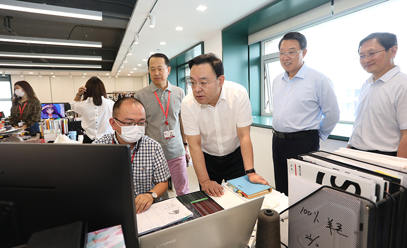 威海市委副書記、代市長閆劍波到聯(lián)橋集團調(diào)研
