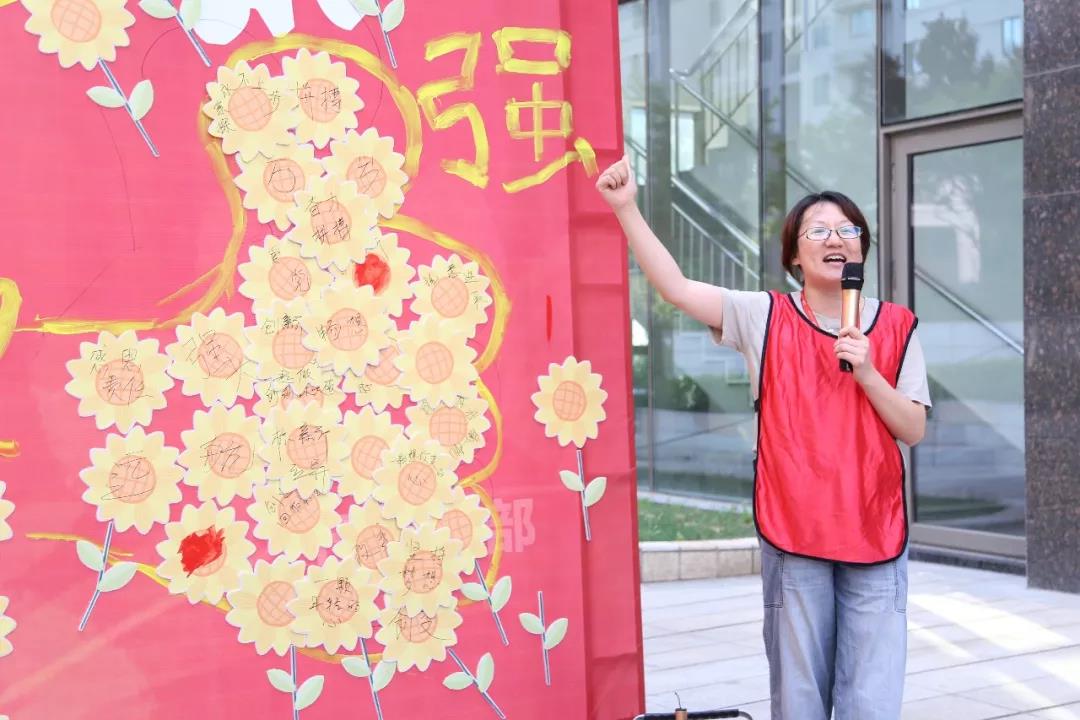 光耀先鋒“新新”向榮—總部黨支部：你們?cè)谇熬€全力沖擊，我們?cè)诤蠓饺谋Ｕ虾头?wù)，攜手前行，變得更強(qiáng)！